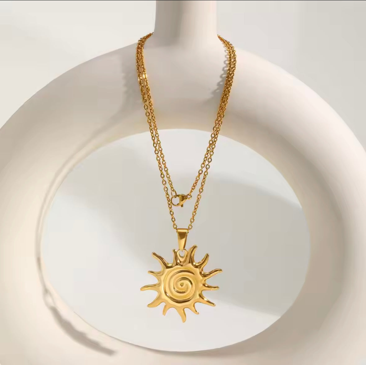 Collar con colgante de sol
