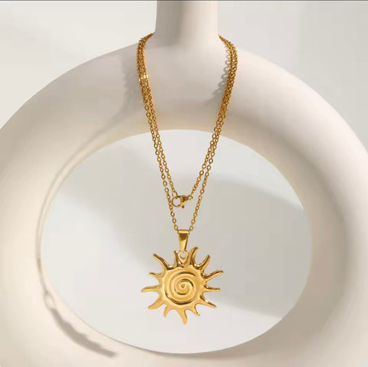 Collar con colgante de sol